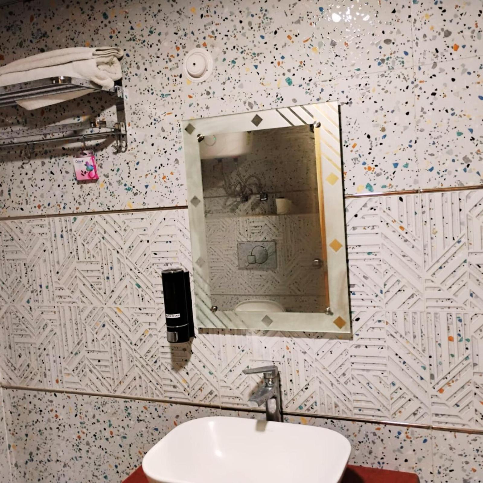 Hotel Lake View Grand ラクナウ エクステリア 写真