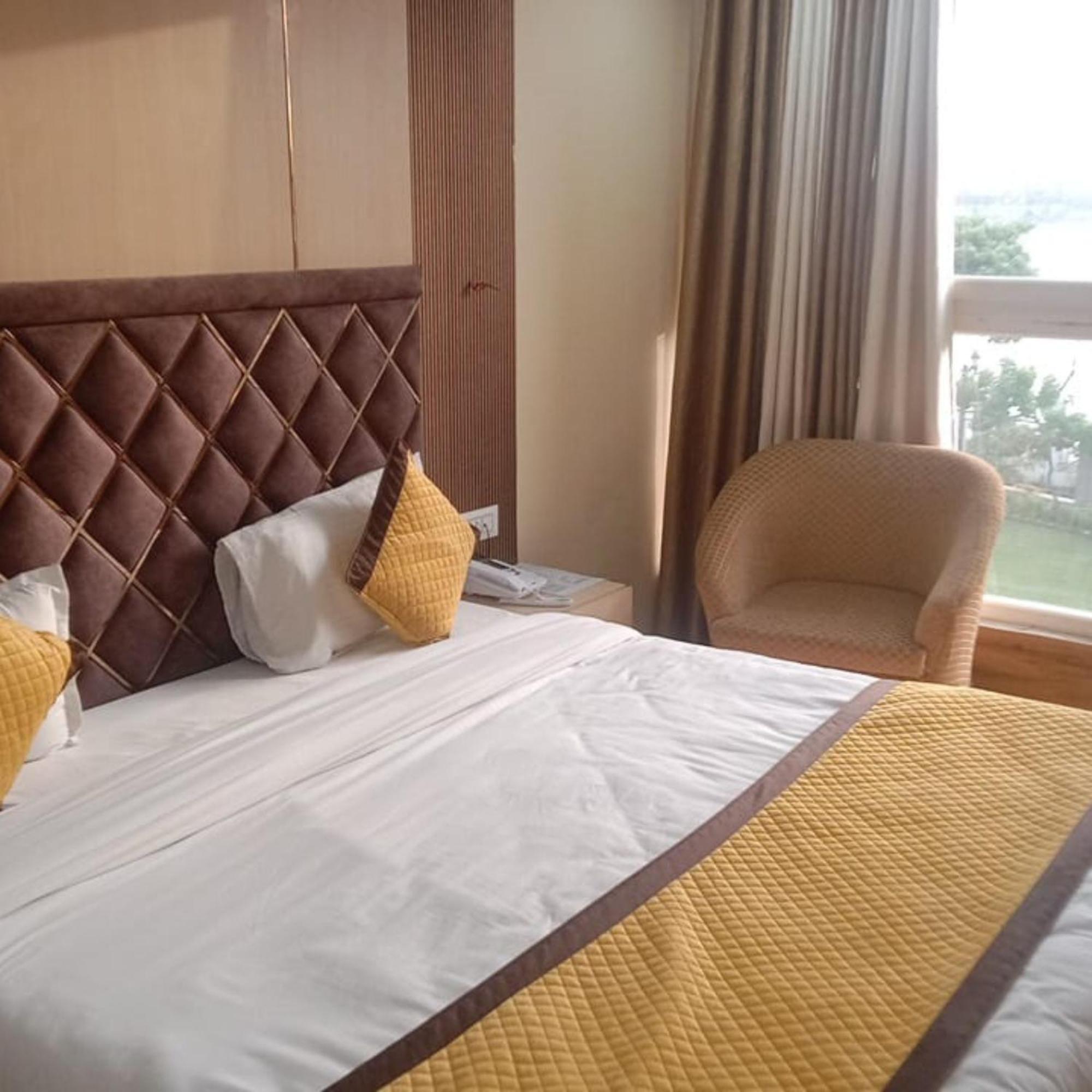 Hotel Lake View Grand ラクナウ エクステリア 写真