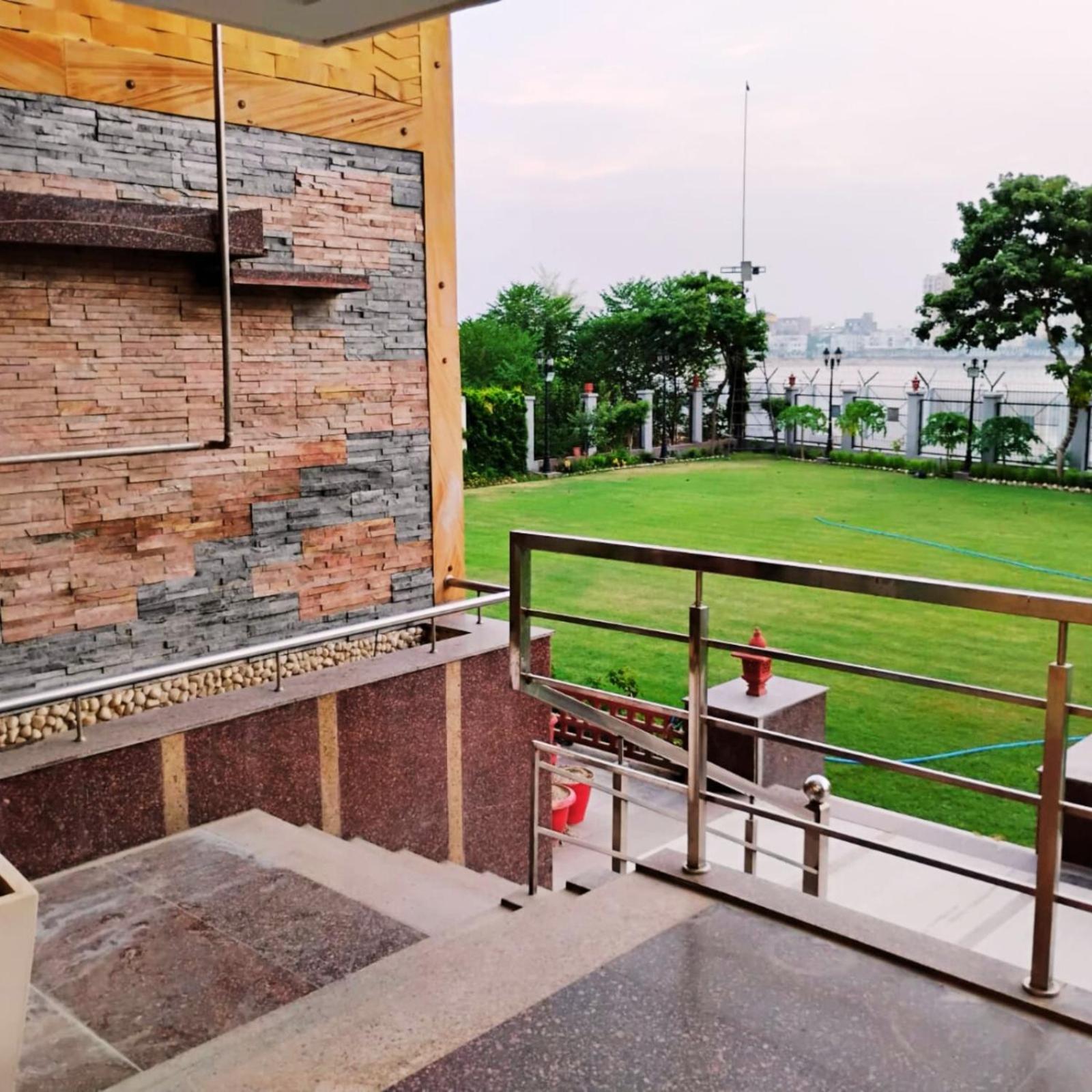 Hotel Lake View Grand ラクナウ エクステリア 写真